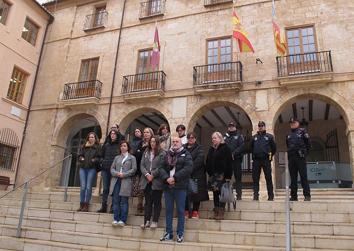 Imagen secundaria 1 - Minutos de silencio en Elche, Dénia y Aspe.