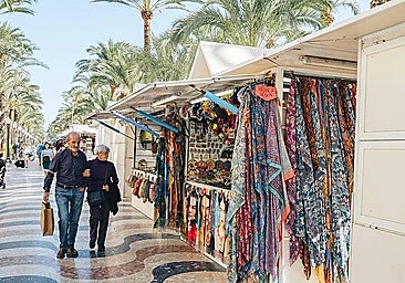 Turistas pasean por los hippies de la explanada.
