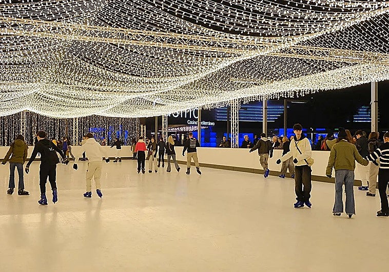 El puerto de Alicante se transforma en la ciudad de la Navidad: pista de patinaje sostenible, atracciones virtuales y food trucks