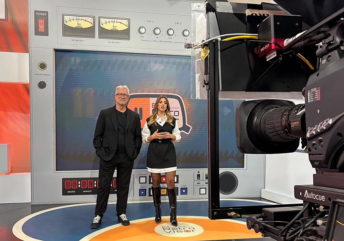 The hosts of 'El retrovisor', Josep Ramon Lluch and Anaïs Ordóñez.