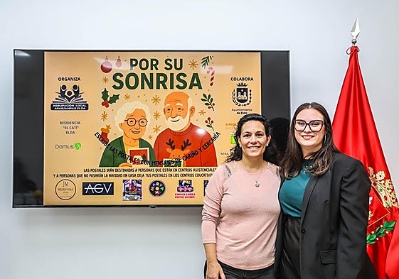 La concejala de Educación de Elda, María Gisbert, y Belén Maestre, en representación de la Agrupación Local de Ampas, durante el anuncio de la campaña.