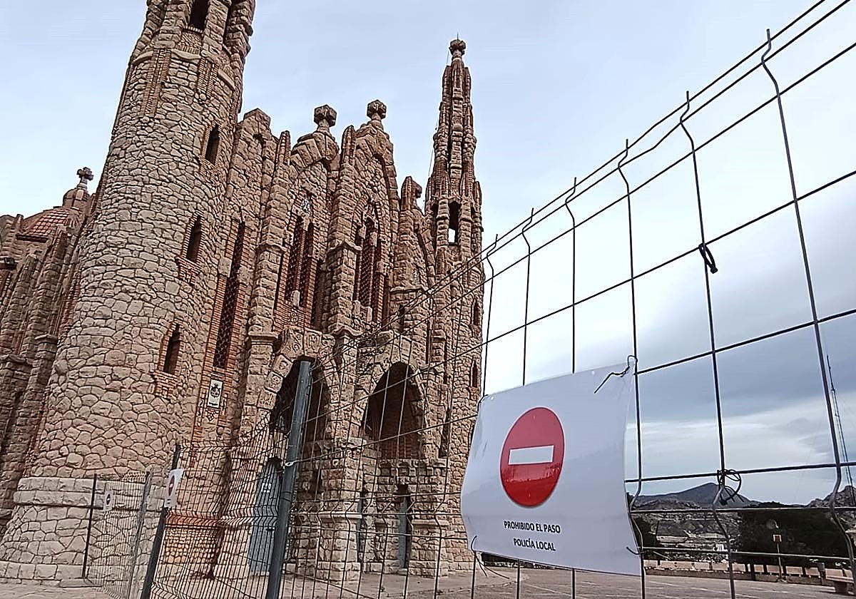 The Novelda sanctuary closed due to cracks in its left tower.