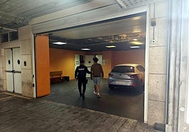 Un agente de la Policía Nacional custodia al detenido de camino de los calabozos.