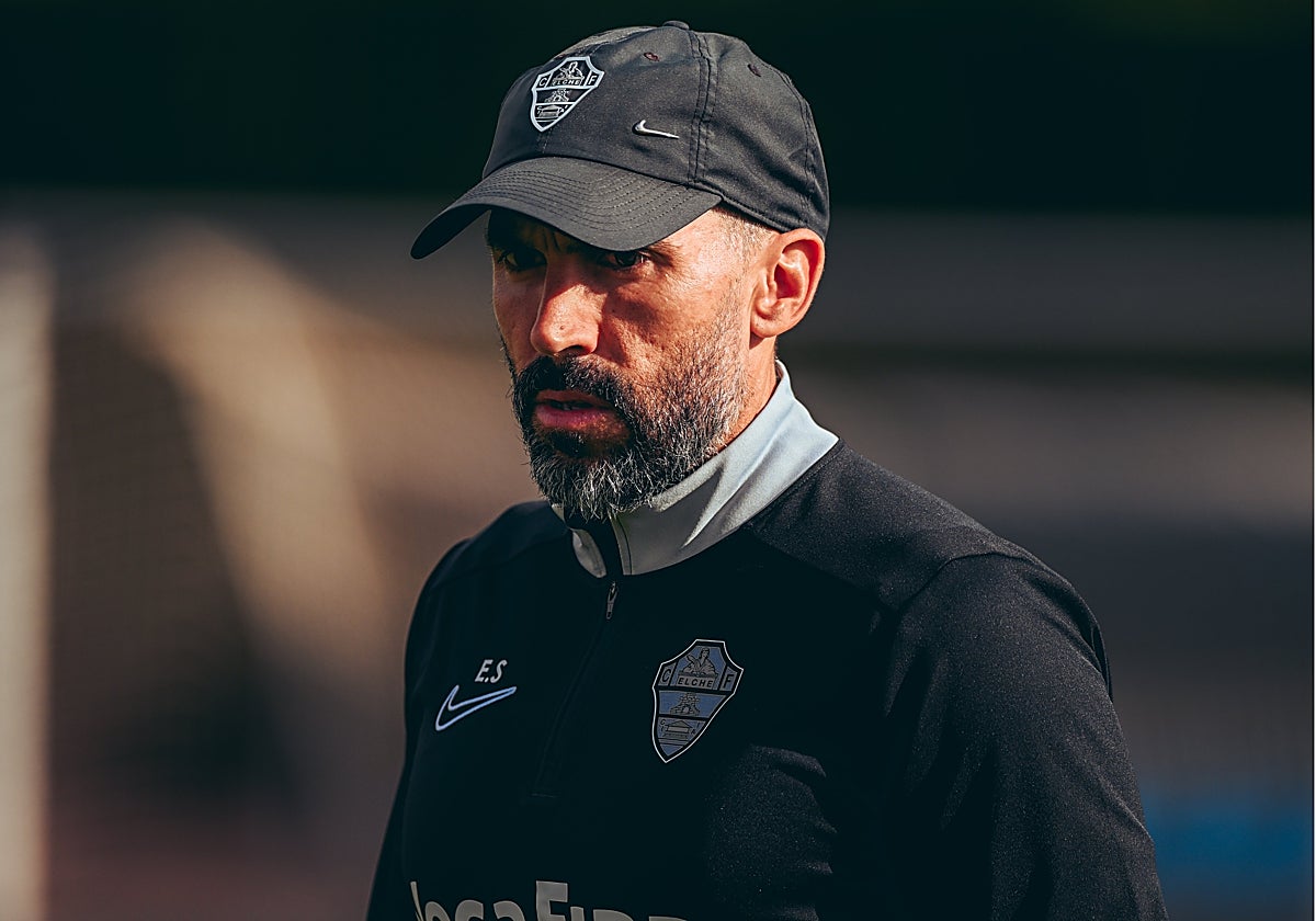 Eder Sarabia, con gesto serio, durante un entrenamiento del Elche.