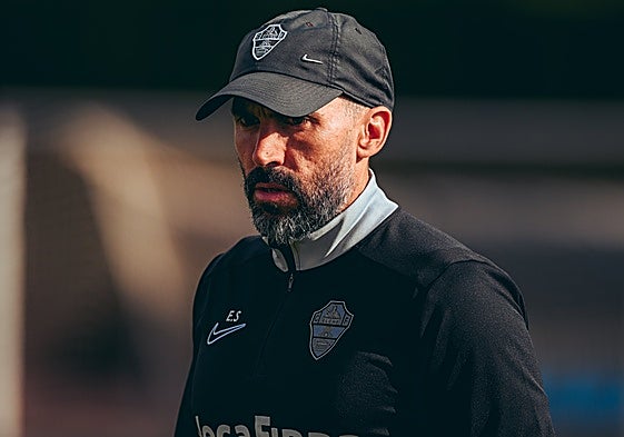 Eder Sarabia, con gesto serio, durante un entrenamiento del Elche.