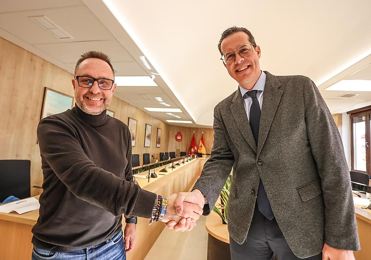 El alcalde Rubén Alfaro (derecha) y el presidente de la Junta Central de Comparsas, Pedro Serrano.