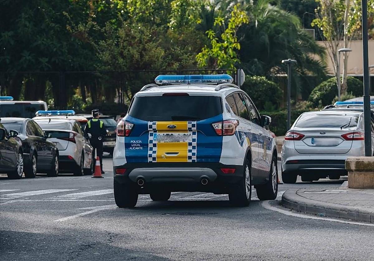 Una patrulla de la Policía Local de Alicante por la ciudad.