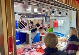 Compras de marisco en el Mercado Central de Alicante.