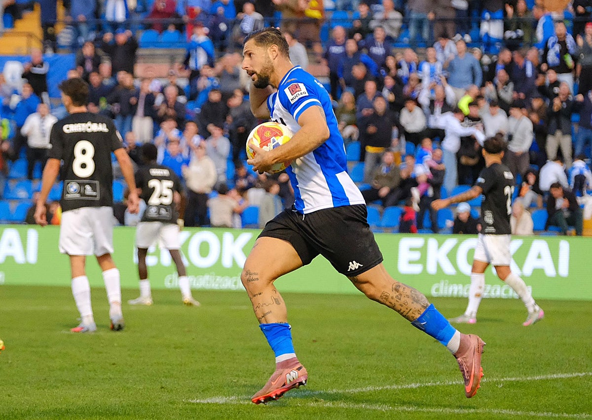 Imagen secundaria 1 - Aranda, Fran Sol y Beto Company, durante el encuentro de este sábado en el estadio Rico Pérez.
