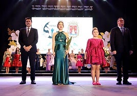 Lucía Tenza e Irene Martínez, al centro de la imagen, nuevas Reinas de las fiestas de barrios y partidas de Alicante.