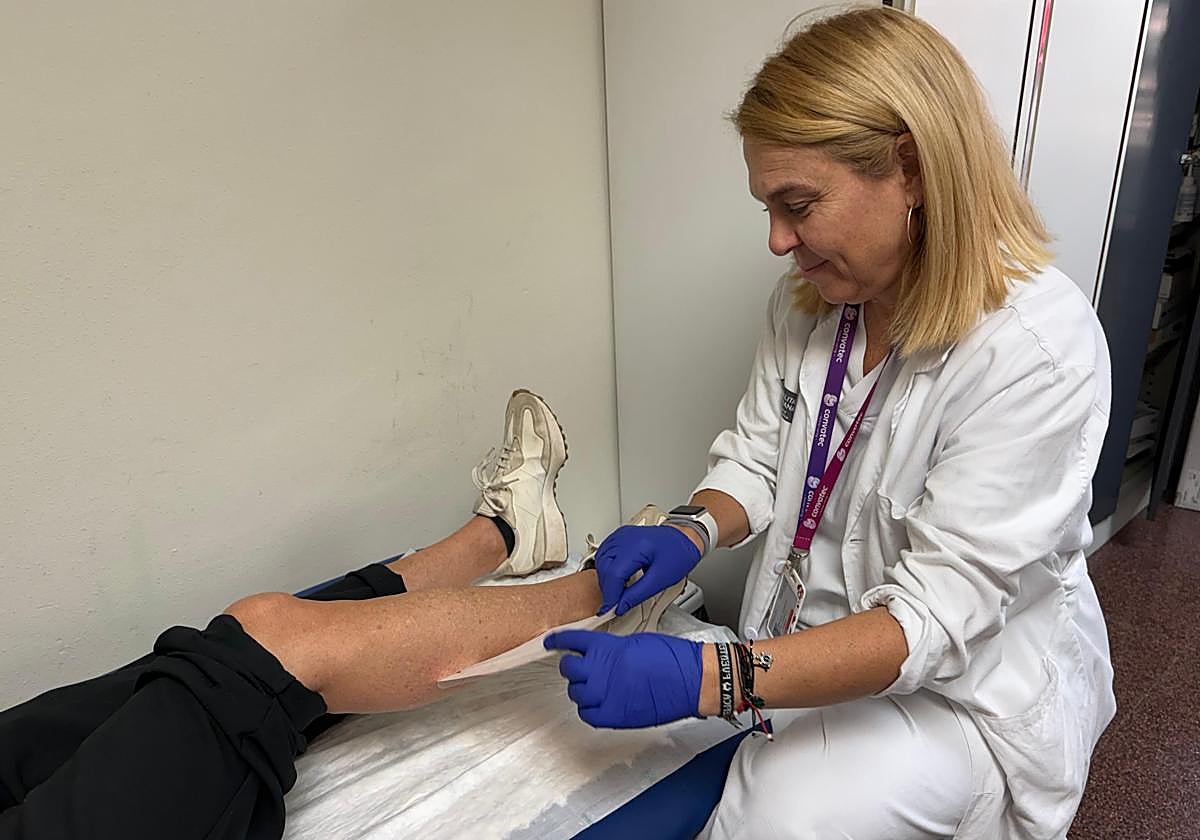 Enfermera atendiendo una herida compleja.