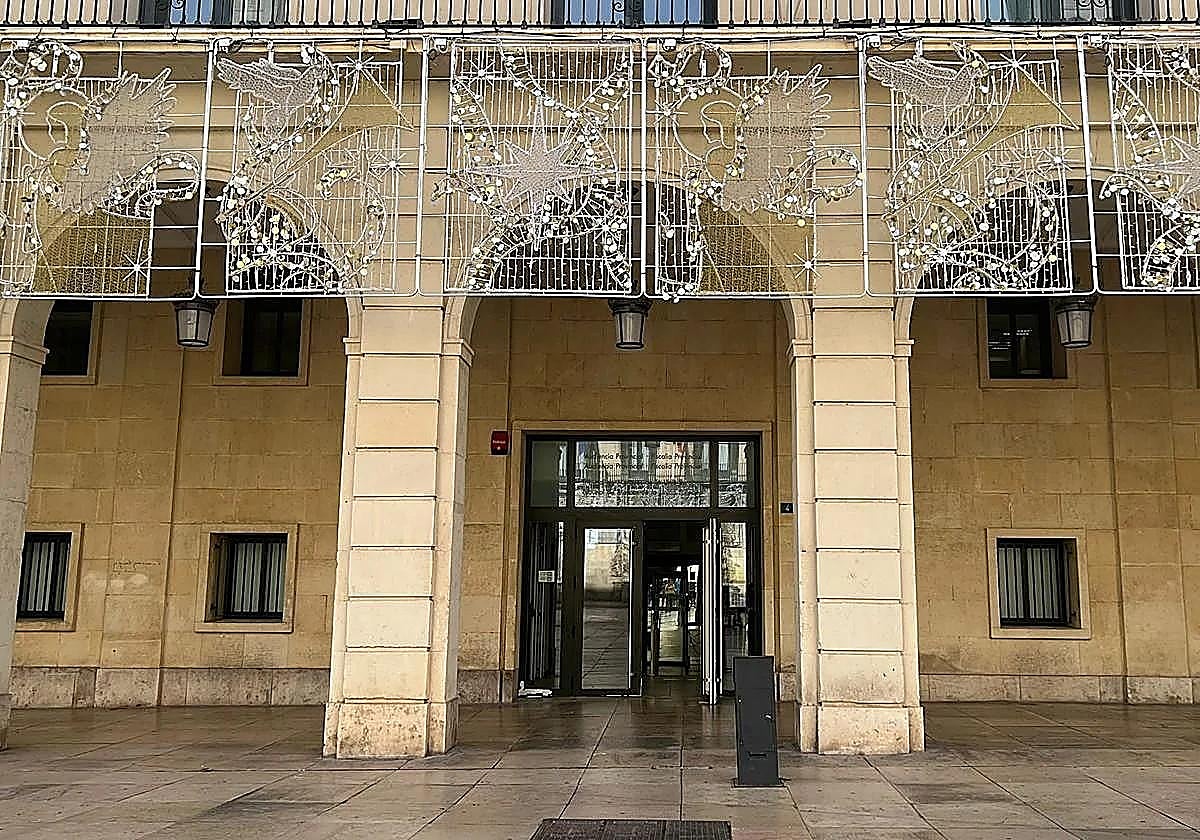 Entrance to the Provincial Court of Alicante.