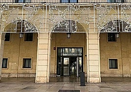 Entrada a la Audiencia Provincial de Alicante.