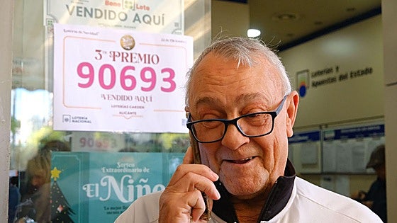 José Luis, el vecino de 73 años de Alicante que ha repartido 150 décimos del tercer premio de la Lotería de Navidad