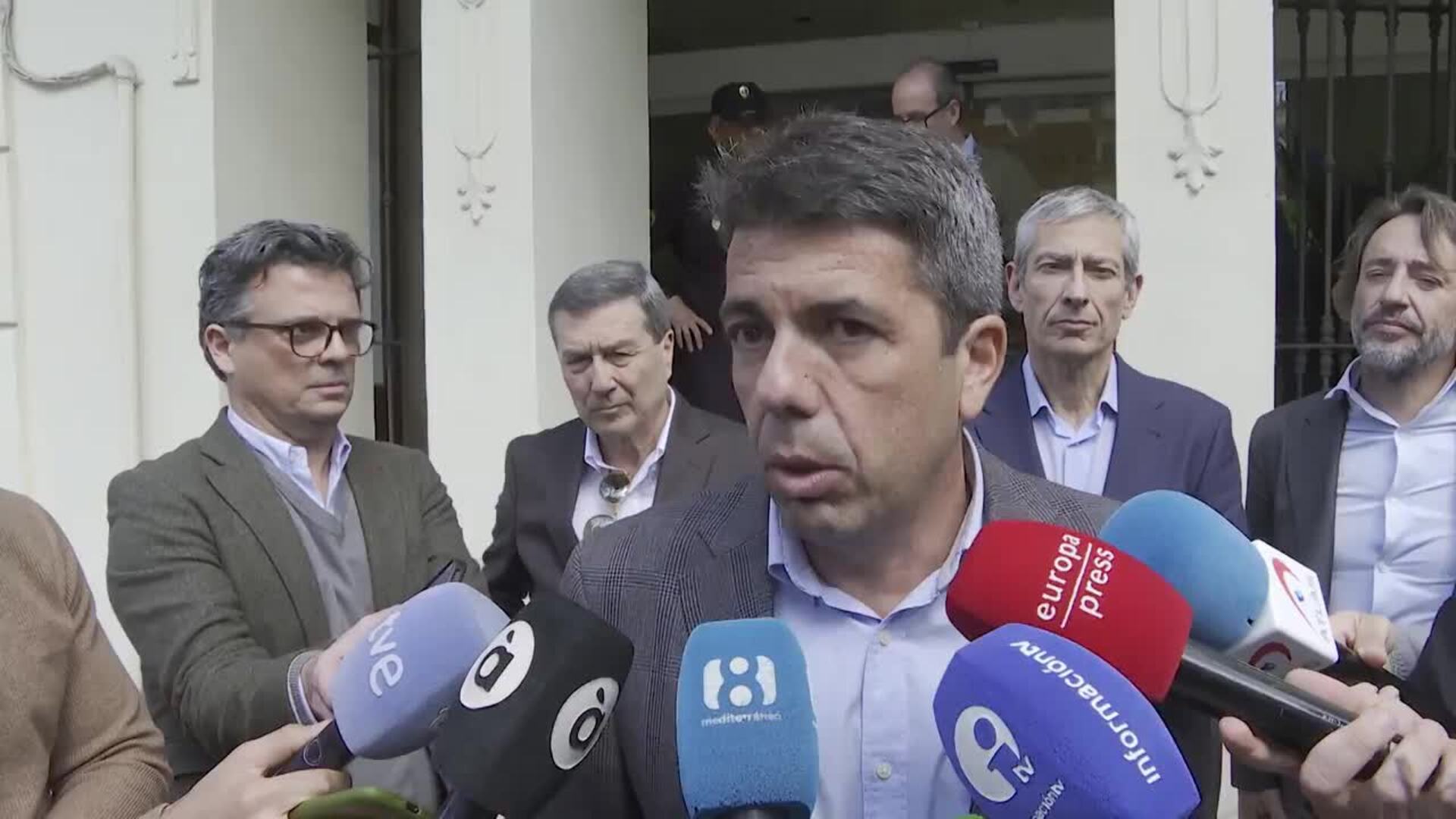 Mazón defiende los presupuestos de la Generalitat pero evita responder preguntas