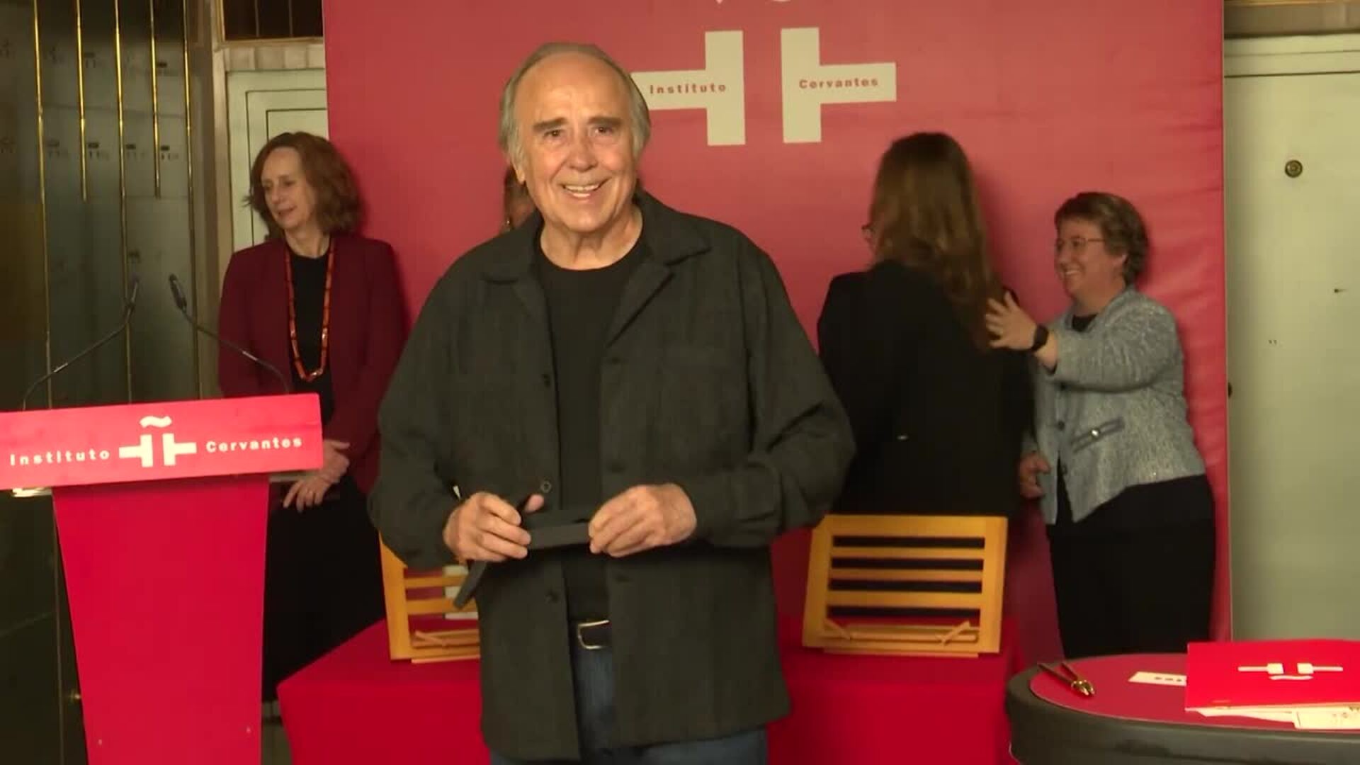 Serrat deposita en el Cervantes la partitura de 'Mediterráneo'