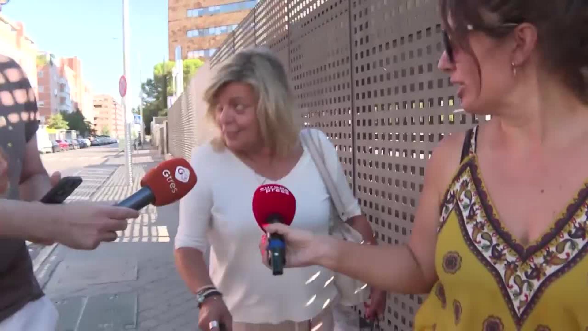 Alejandra Rubio y Carlo Costanzia arropan a Terelu antes de su debut como actriz en su tierra