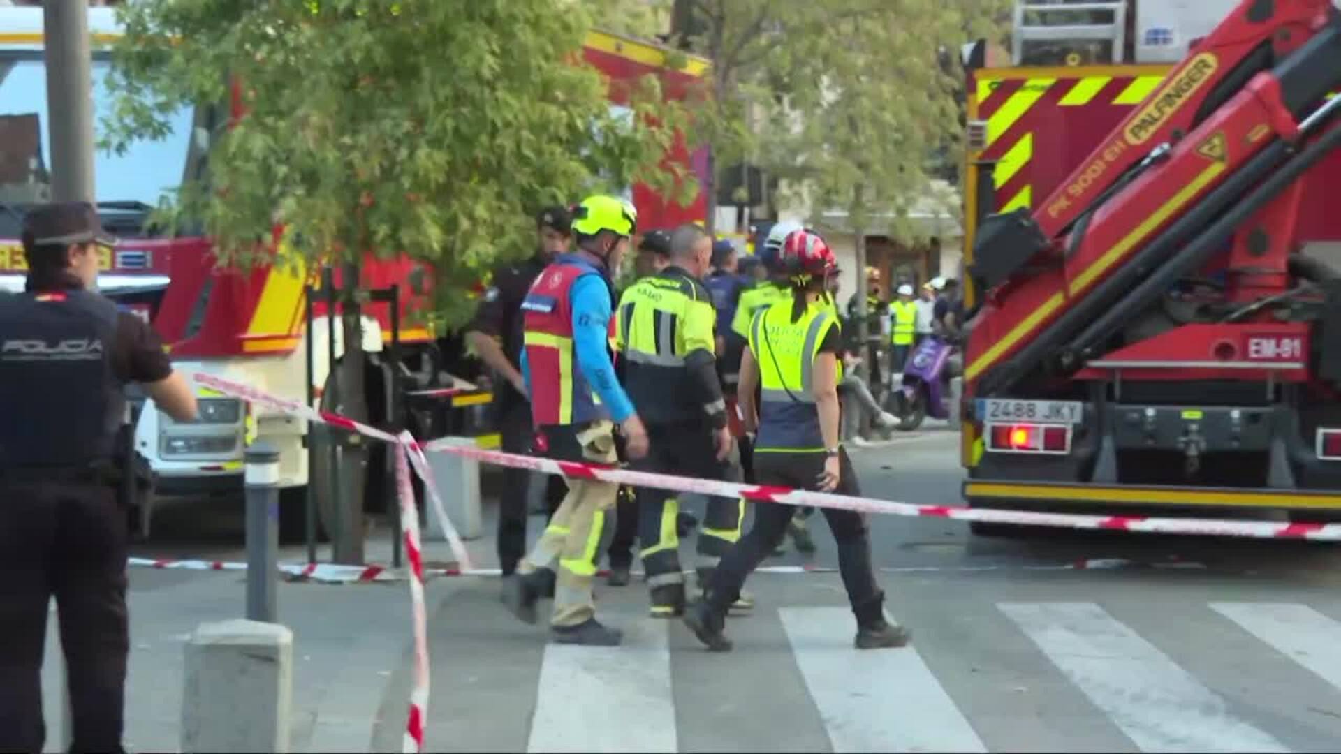 Bomberos rescatan los cuerpos sin vida de los cuatro desaparecidos en el derrumbe de Madrid