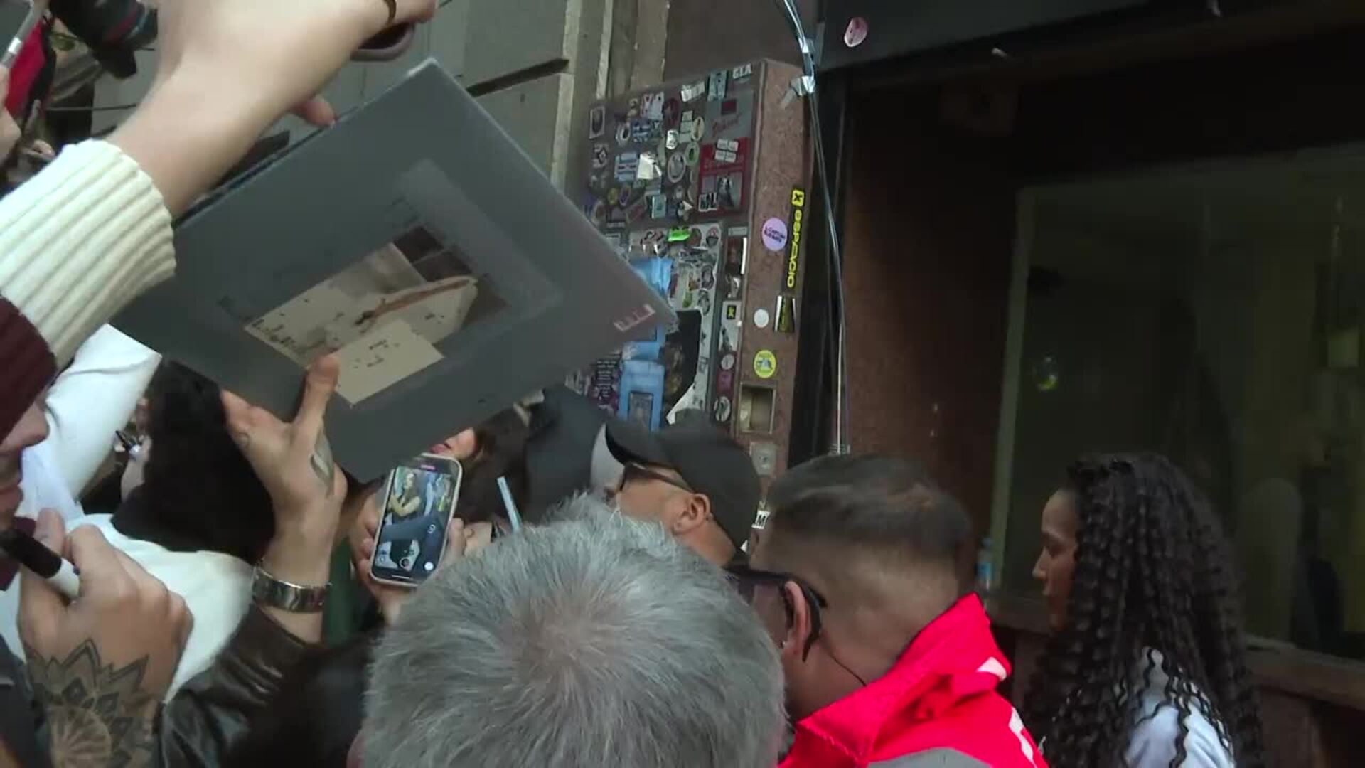 Rosalía atiende a sus fans a las puertas del Teatro Príncipe Gran Vía