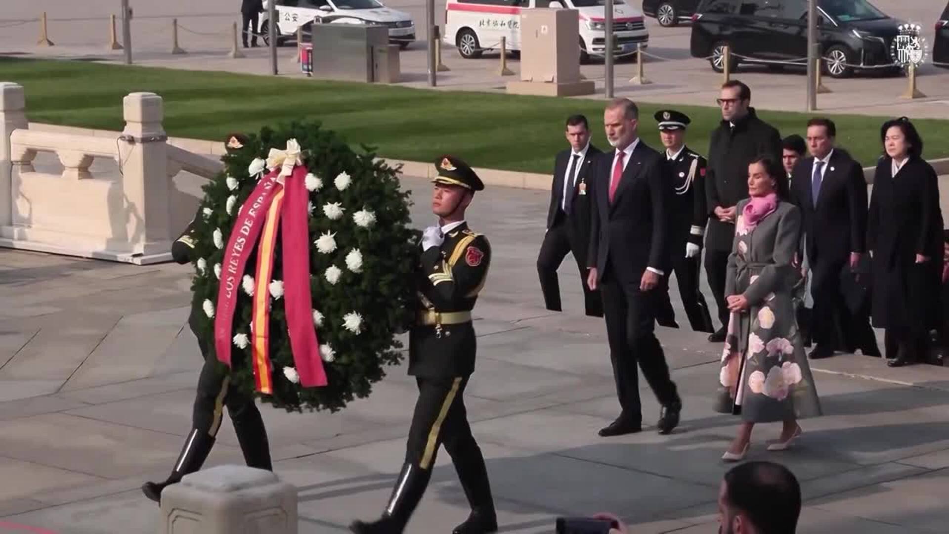 La Reina Letizia, sublime, conquista Pekín con un impresionante abrigo de Carolina Herrera