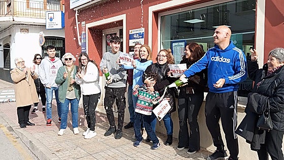 Champán y abrazos en Alicante: el primer premio de 'El Niño' deja un reguero de ilusión