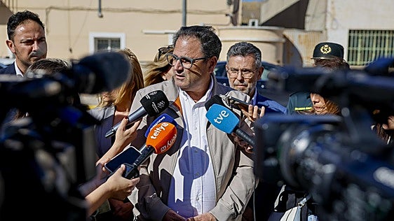 El alcalde socialista de Dolores tacha de «violencia intrafamiliar» la muerte de un guardia civil, su mujer y su hijo