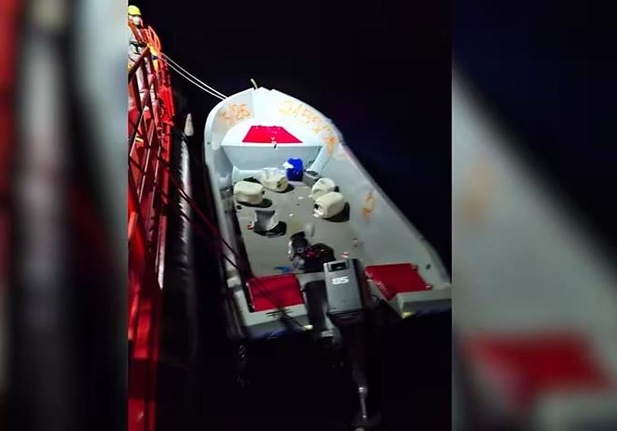 19 Migrants Rescued from a Boat 44 Miles Off the Coast of Alicante