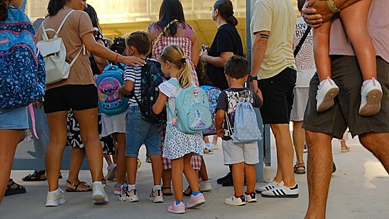 Más de 305.000 alumnos regresan este miércoles a las aulas de Alicante en un inicio de curso marcado por la lluvia
