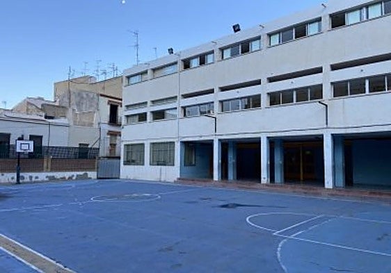Una pista deportiva acogerá a cientos de alumnos de un colegio de Orihuela pendiente de derribo