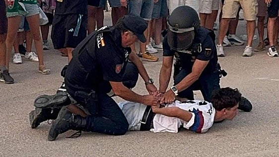 Interior abre expediente por falta grave al policía que golpeó a un joven aficionado del Barça en Elche