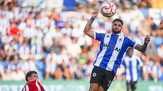Antoñín pelea el balón durante el Hércules-Atlético Madrileño.