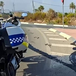 La fuga de líquido en la calzada.