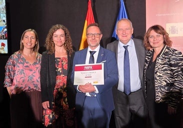 La expedición eldense recoge el galardón de mano del ministro de Industria y Turismo, Jordi Hereu.