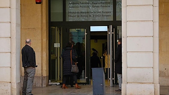 Nueve años cobrando la pensión de invalidez de una mujer para saldar una deuda de su hermano: el caso que llega a juicio en Alicante
