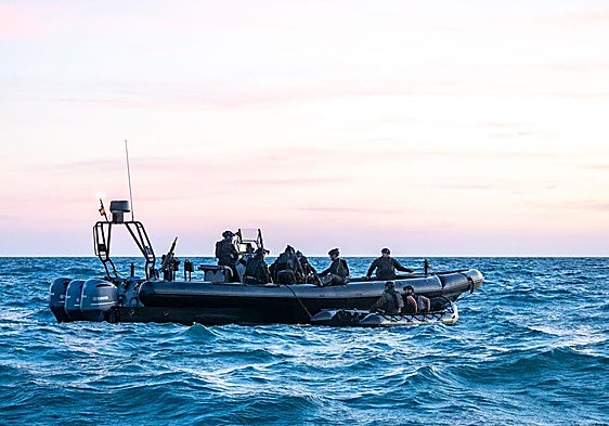 Los 'boinas verdes' ensayan en Alicante el combate desde el mar con drones y fuerzas enemigas
