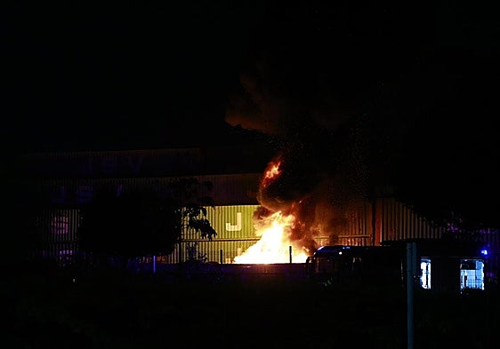 Un incendio en el puerto de Alicante pone en alerta a los bomberos