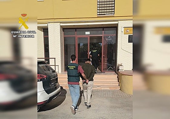 El truco de las monedas, un coche de alquiler y una fuga campo a través: dos detenidos por un hurto en Aspe