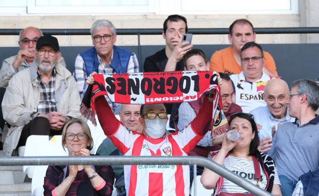 Aficionados de la UDL animan al equipo en el partido contra el Zamora. 