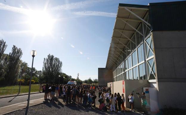 Filas para entrar en el polideportivo.