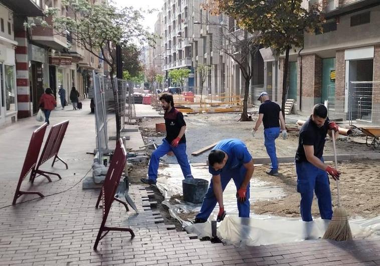 El Ayuntamiento ya trabaja en el cierre de las zanjas abiertas en los accesos a las Cien Tiendas